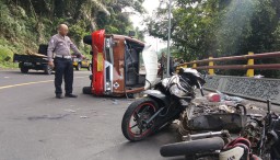 Angkot Tabrak Dua Sepeda Motor di Cadas Pangeran Sumedang