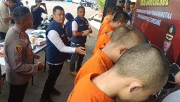 Kapolres Sumedang AKBP Joko Dwi Harsono saat menghadirkan tersangka kasus narkotika di Polres Sumedang. Kamis (05/12/ 2024) 
