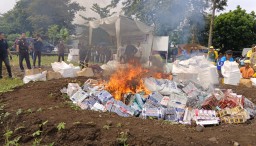 Kejari Sumedang Musnahkan Jutaan Batang Rokok Ilegal