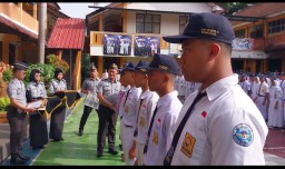 Kalapas kelas II B Sumedang, Ratri Handoyo Eko Saputro, saat memberikan Piagam penghargaan kepada para siswa yang telah menangkap dua narapidana kabur.  Senin (9/12/2024). 
