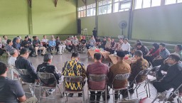 Pj. Bupati Sumedang Yudia Ramli mendampingi Sekda Provinsi Jawa Barat Herman Suryatman  saat meninjau langsung ke lokasi yakni Desa Cibeureum Kulon Kecamatan Cimalaka, Kamis (2/1/2025).
