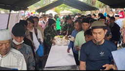 Ratusan Jama'ah Masjid Agung Saat Menikmati Makanan Yang Diselenggarakan Korem 062/ Tarumanegara