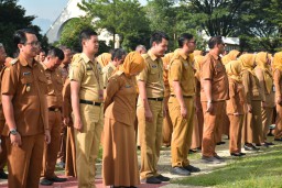Apel gabungan awal tahun di halaman pusat pemerintahan Sumedang. Senin (6/1/2025) 
