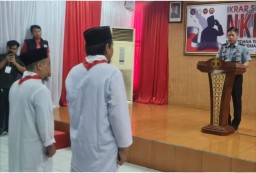 Dua Narapidana Terorisme Saat Usai Membacakan Ikrar NKRI dihadapan Kalapas Kelas II A Garut.
