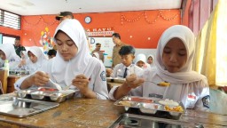 Siswa SMP Negeri 1 Jatinangor, Kabupaten Sumedang saat makan menu pada program makan bergizi gratis. Senin (13/1/2025) 

