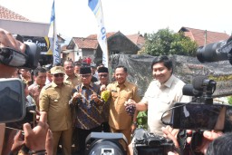 Tiga Menteri saat memperlihatkan panen angur di dampingi Pj Bupati Sumedang Yudia Ramli dan Sekretaris Daerah Tuti Ruswati, Rabu (15/1/2025)
