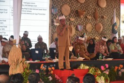 Menteri Dalam Negeri (Mendagri) Tito Karnavian saat memberikan pengarahan kepada aparat Desa mengimbau pemerintah daerah dan desa untuk segera menjajaki pembentukan Badan Usaha Milik Desa (Bumdes) yang fokus pada sektor pangan.  Rabu (15/1/2025). 
