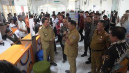 Menteri Dalam Negeri, Tito Karnavian saat berkunjung ke Mal Pelayan Publik Kabupaten Sumedang. Rabu (15/1/2025)
