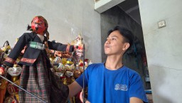 Atep Bratasena (30), saat mendalang wayang sicepot di kediamannyaDusun Kojengkang, Desa Licin, Kecamatan Cimalaka, Kabupaten Sumedang. Senin (27/1/2025) 
