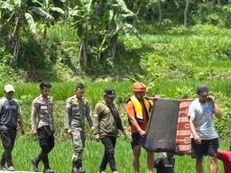 Evakuasi Santri yang meninggal tengelam di  Situ Rawagede, Kecamatan Tanggeung, Kabupaten Cianjur. Minggu (26/1/2025)
