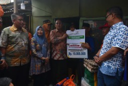 Pj Bupati Sumedang Langsung Berikan Bantuan Kepada Korban Bencana Hidrometeorologi di Cipameungpeuk dan Regol Wetan