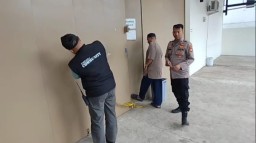 Anggota kepolisian saat olah TKP toko grosir sembako yang di bobol komplotan  malin di Jalan Raya Haurwangi-Rajamandala, Rabu (29/1/2025) 