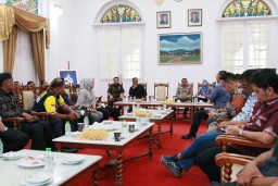 Sekda Sumedang, Tuti Ruswati saat memimpin rapat penanganan kegiatan penambangan tanpa izin di wilayah Kabupaten Sumedang, di Gedung Negara. Kamis (30/2/2025) 
