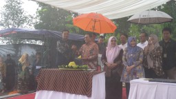 Pj. Bupati Sumedang Yudia Ramli bersama Direktur PT Kencana 58 Gilar Sabila Rosad saat peresmian Tampomas Eco Park Dusun Ciseureuh Desa Cibereum Wetan Kecamatan Cimalaka, Kamis (30/1/2025)