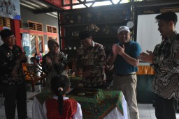 (Pj) Bupati Sumedang, Yudia Ramli, meresmikan Gedung Yayasan Bina Bhakti Mandiri di Desa Situmekar, Kecamatan Cisitu, Jumat (31/1/2025).
