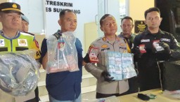 Kapolres Sumedang AKBP Joko Dwi Harsono saat menunjukkan barang bukti uang serta perhiasan emas yang berhasil diamankan di Gedung Resmob Polres Sumedang. Kamis (02/01/2025). 
