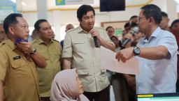 Menteri Perumahan dan Kawasan Permukiman (PKP) Republik Indonesia Maruarar Sirait, saat mengunjungi Mal Pelayanan Publik. Rabu (15/1/2025). 

