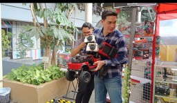 Wabup terpilih Fajar Aldila saat memborong  mobil remote control. di Bintang RC Reborn, Mall Asia Plaza Sumedang. Senin (6/1/2025). 
