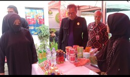 Ketua Yayasan Nadzir Wakaf Pangeran Sumedang Radya Anom Luky Djohari Soemawilaga,   bersama perwakilan Lapas kelas IIB Sumedang, dan ketua Menurut ketua panitia, Fetty Soemawilaga saat melihat bazar UMKM yang dilaksanakan oleh Panti sosial Boemi kadeudeuh
