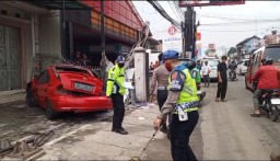 Sedan Mewah Tabrak 4 Kendaraan, Satu Orang Tewas