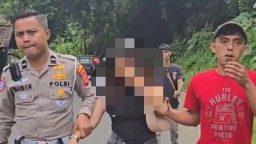 Anggota Polres Sukabumi saat membawa seorang wanita yang akan melakukan percobaan bunuh diri di jembatan Citatih Desa Ubrug, Kecamatan Warungkiara, Kabupaten Sukabumi. Selasa (25/2/2025)