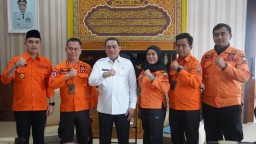 Pj Bupati Sumedang Yudia Ramli  bersama kepala BPBD Sumedang, Atang Sutarno di dampingi anggota saat poto bersama. Rabu (5/2/2025). 