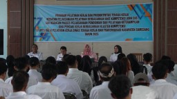 Sekda Sumedang, Tuti Ruswati saat membuka pelatihan di Aula BLK Desa Rancamulya Kecamatan Sumedang Utara, Rabu (5/2/2025).
