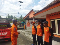 Tim Rescue dari Pos SAR Pangandaran persiapan melaksanakan pencarian  terhadap satu orang yang masih dalam pencarian di pantai Madasari. Rabu (5/2/2025) 
