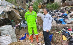 Wakil Ketua DPRD Kota Sukabumi Rojab Asy'ari, saat  berkunjung ke Tempat Pembuangan Sampah Akhir (TPSA) Cikundul yang ada di wilayah dapil 2 Lembursitu, Kelurahan Situmekar, Senin, (10/2/2025). 
