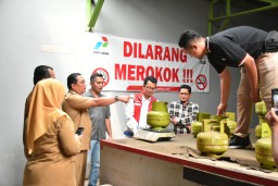 Pj. Bupati Sumedang, Yudia Ramli, melakukan monitoring ke pangkalan gas elpiji 3 Kg di Panyingkiran dan di Jalan Anggrek, Senin (10/2/2025).
