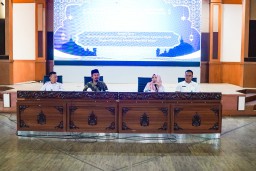 Sekda Kabupaten Sumedang Tuti Ruswati saat mengikuti kegiatan Taklim Aparatur Lingkup Sekretariat Daerah (Setda) di Aula Tampomas Setda, Rabu (12/2/2025). 
