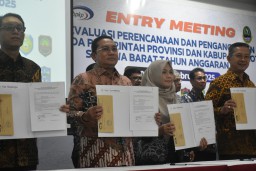 Pj Bupati Sumedang Yudia Ramli saat mengikuti Entri Meeting Evaluasi Perencanaan dan Penganggaran Pada Pemerintah Provinsi dan Kabupaten/Kota se-Jawa Barat Tahun 2025 di Gedung Edelewis BPKP Perwakilan Provinsi Jawa Barat, Rabu (12/2/2025). 

