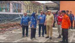 Pj Bupati sumedang yudia ramli dan sekda sumedang, tuti Ruswati didampingi Sekdis Dinas Pendidikan  Sumedang Eka ganjar  dan kepala BPBD Sumedang Atang Sutarno saat meninjau sekolah ambruk. SDN Panyingkiran II Kecamatan Sumedang Utara, Kabupaten Sumedang 