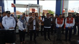 Menteri Perdagangan Budi Santoso bersama Direktur Tipidter Bareskrim Polri, Brigjen Pol. Nunung Syaifuddin, Pj. Walikota Sukabumi, Kusmana Hartadji, Direktur Utama Pertamina Patra Niaga Riva Siahaan dan Direktur Pemasaran Regional PT Pertamina Patra Niaga