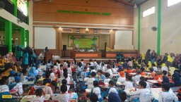 Ratusan anak tampak antusias mengikuti lomba melukis celemek di Gedung Serbaguna Desa Jambu,  Kecamatan Conggeang, Kabupaten Sumedang, Rabu (19/2/2025).
