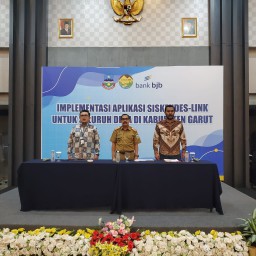 Kepala Dinas DPMD Garut, Wawan Nurdin bersama Kepala BJB Cabang Garut Mochamad Indra (Sebelah Kiri) saat membuka kegiatan Implementasi Aplikasi Siskeudes-Link