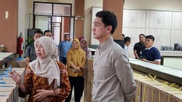 Wabup Sumedang, Fajar Aldila saat kunjungan mendadak di Ruang Badan Keuangan dan Aset Daerah (BKAD) Kabupaten Sumedang. Jum'at (21/2/2025). 
