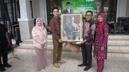 Wabup Sumedang, Fajar Aldila bersama Sekda Sumedang, Tuti Ruswati saat memberikan lukisan kepada Agus Wahidin yang kini menjabat sebagai Direktur Peningkatan Perumahan di Kementerian PKP. Minggu (23/2/2025) 
