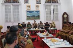 Pemkab Sumedang bersama Forum Koordinasi Pimpinan Daerah (Forkopimda) saat menggelar rapat koordinasi (Rakor) stabilitas harga bahan pokok dan ketahanan pangan menjelang bulan suci Ramadan 1446 H di Gedung Negara, Selasa (25/2/2025).

