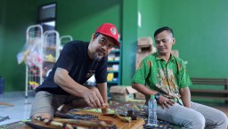 Teguh saat memperlihatkan beberapa jenis padudan Jln. Dokter Saleh no.1, Kelurahan Regol Wetan, Kecamatan Sumedang Selatan, Kabupaten Sumedang. Kamis (27/2/2025). 
