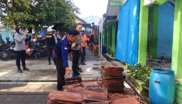 Enam Ruangan SD Negeri Panyingkiran II Yang Bagian Atap Ambruk Sudah Mulai Dilakukan Pembongkaran