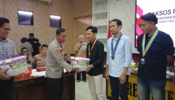 Kapolres Sumedang AKBP Joko Dwi Harsono saat memberikan paket sembako kepada perwakilan mahasiswa di aula Tribrata Polres Sumedang. Kamis (27/2/2025). 


