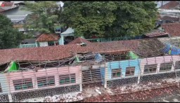 Dilihat dari atas, atap SD Negeri Panyingkiran II yang ambruka. Jalan Panyingkiran, Situ, Kecamatan Sumedang Utara, Kabupaten Sumedang. Senin (17/2/2025) 
