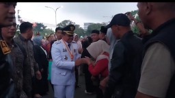 Bupati Sumedang, Dony Ahmad Munir saat tiba Gedung Negara di sambut ratusan warga yang sudah menanti sejak siang. Kamis (20/5/2025). 

