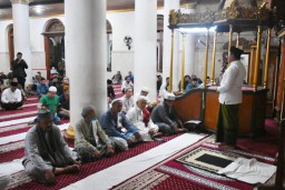 Bupati Sumedang Dony Ahmad Munir, saat mengisi kultum, mengawali Salat Tarawih bersama para Kepala Perangkat Daerah dan warga di Mesjid Agung Sumedang, Jumat (28/2/2025). 
