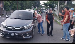Anggota Polres Sumedang, membagikan takjil bagi para pengendara di depan Mako Polres Sumedang. Rabu (5/3/2025). 
