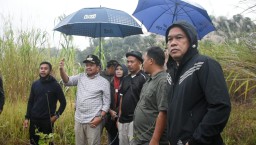 Bupati Sumedang Dony Ahmad Munir, meninjau  dampak proyek Tol Cisumdawu terhadap lahan pertanian warga di Dusun Cihamerang, Desa Sukasirnarasa, Kecamatan Rancakalong, Sabtu (8/3/2025).
