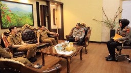Kapolres Sumedang, AKBP Joko Dwi Harsono, bersama dengan Wakapolres Sumedang Kompol Meilawaty, menerima kunjungan silaturahmi dari Bupati Sumedang, Dony Ahmad Munir, dan Wakil Bupati M. Fajar Aldila yang bertempat di Mapolres Sumedang, Senin (10/3/2025).
