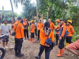 Tim rescue Pos SAR Tasikmalaya diberangkatkan menuju lokasi kejadian anak tengelam di Sungai Bojong Desa Bojongsari Kec. Culamega Kab. Tasikmalaya. Selasa (11/3/2025).
