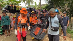 Tim SAR Gabungan  jenazah korban atas nama MRA (4) seorang anak yang terseret arus Sungai pada Senin (10/3/2025) di Bojong Ds. Bojongsari Kec. Culamega Kab. Tasikmalaya.

